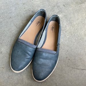 Bass casual slip ons / flats denim blue women’s 9.5